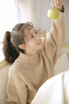 女子打扫卫生发现床底躺着一男子